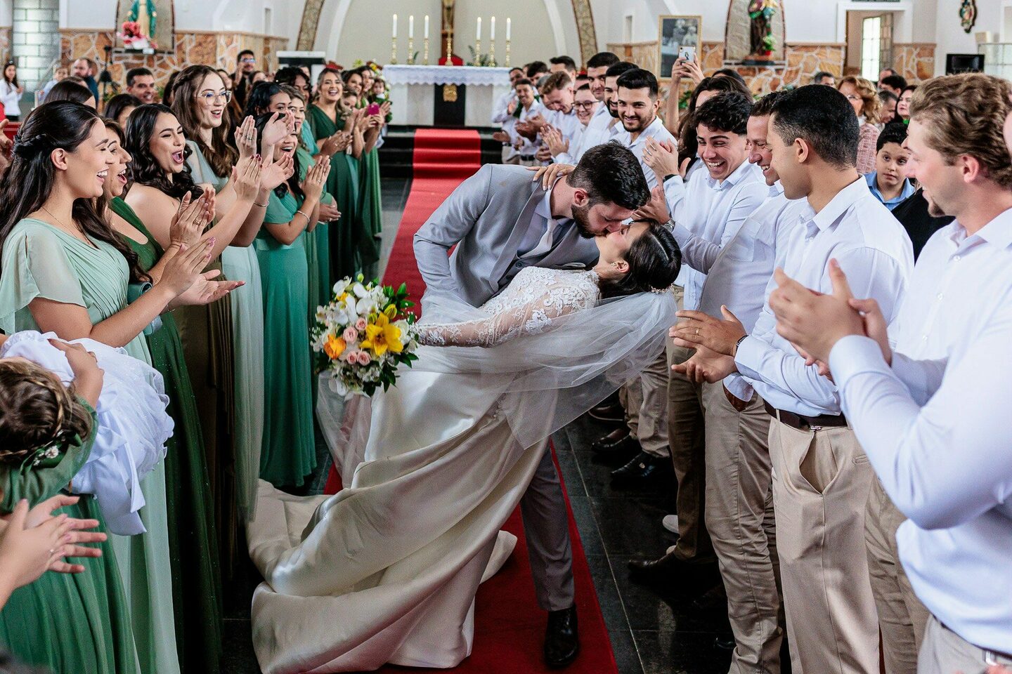 Fotos de casamento na igreja Matriz de Crucilândia - Maria Sofia e Filipe