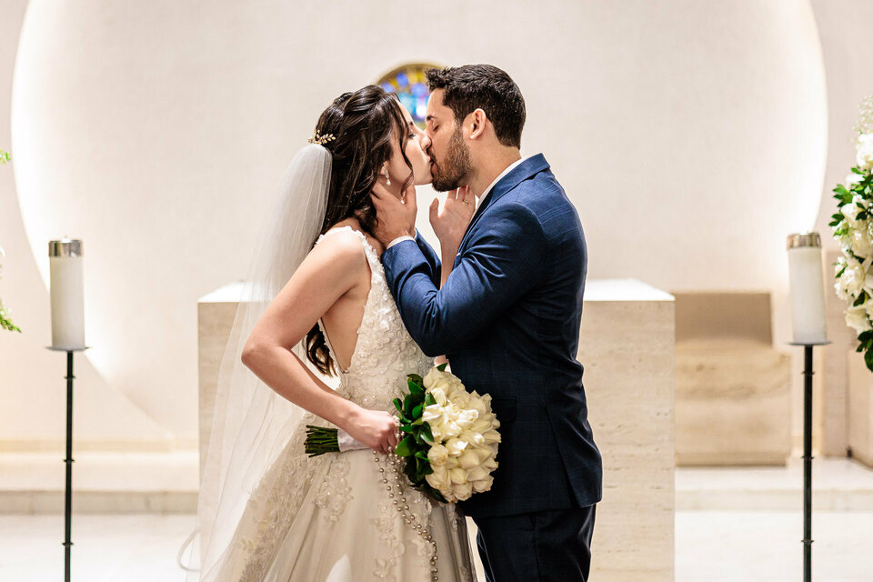 Guia Completo para o Beijo de Casamento Perfeito (e a Foto que Será Inesquecível)