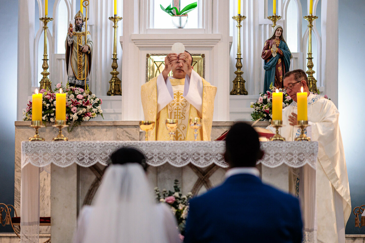 Casar dentro ou fora da missa? Um convite à oração e ao discernimento Casar dentro ou fora da missa? Um convite à oração e ao discernimento