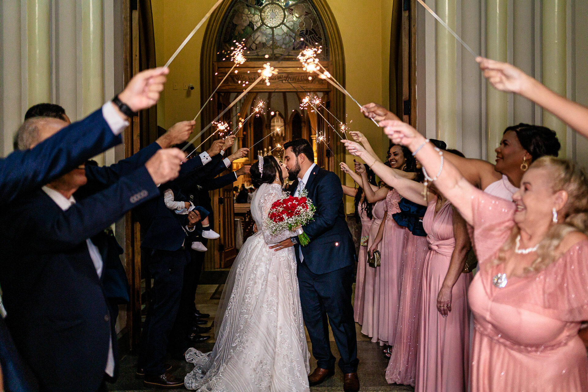 Foto Saída dos Noivos: 5 Ideias para Transformar Esse Momento em Fotos Lindas Foto Saída dos Noivos: 5 Ideias para Transformar Esse Momento em Fotos Lindas - Imagem 1